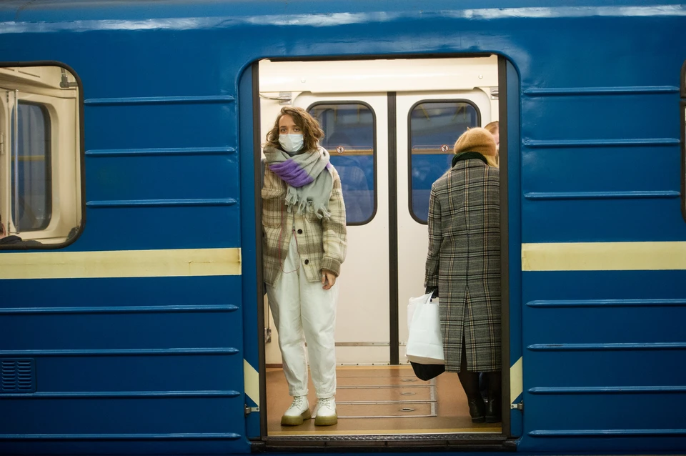 9 мая метро работает. Фотосессия в метро. Поезда питерского метро. Ночное метро. Поезд метро.