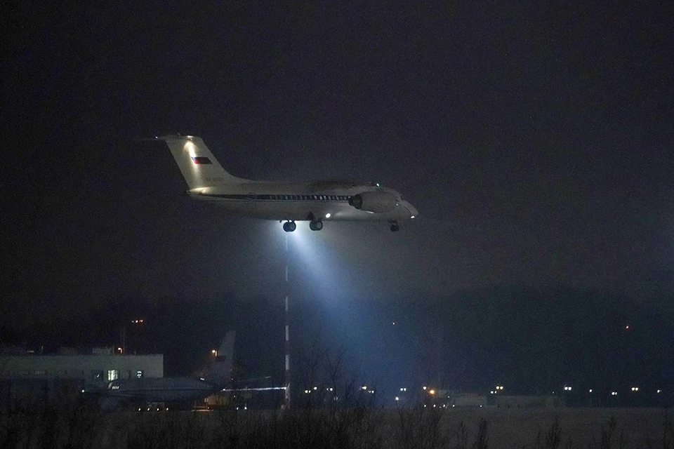Самолет с Виктором Бутом приземляется в московском аэропорту.