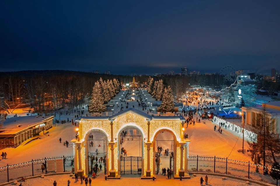 На 50-метровых елях зажгутся гирлянды. Фото: пресс-служба парка Маяковского