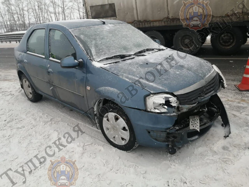 В Тульской области женщина не справилась с управлением автомобиля и врезалась в ограждение
