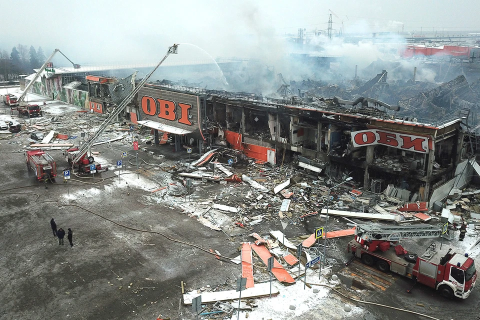 Пожарные на месте возгорания здания гипермаркета OBI в Химках.