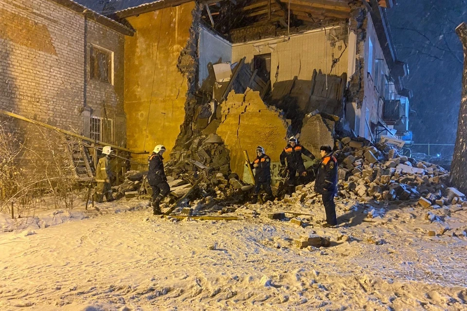 Из-под завалов жилого дома в Рязани извлекли двух человек. Обоих госпитализировали.