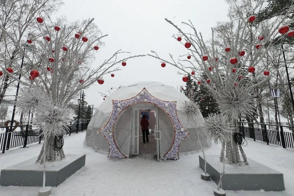 На Михайловской набережной в Новосибирске появился Домик Снежинки.