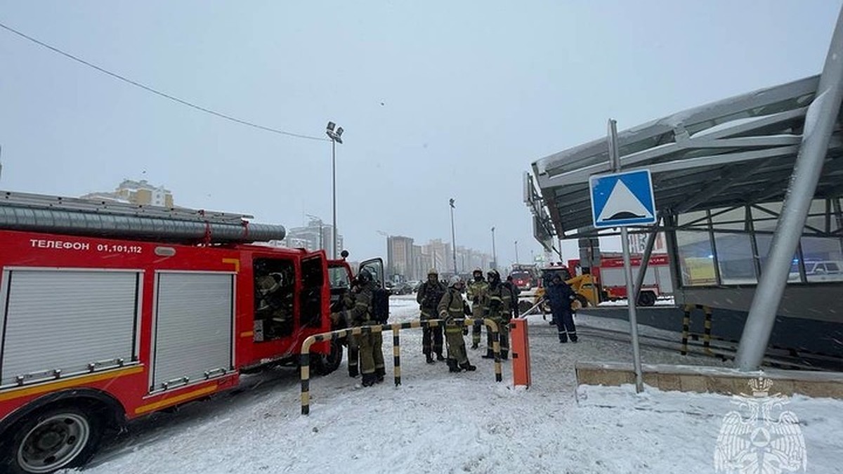 Из-за пожара в торговом центре в Казани на улицу эвакуировались около двух  тысяч человек - KP.RU