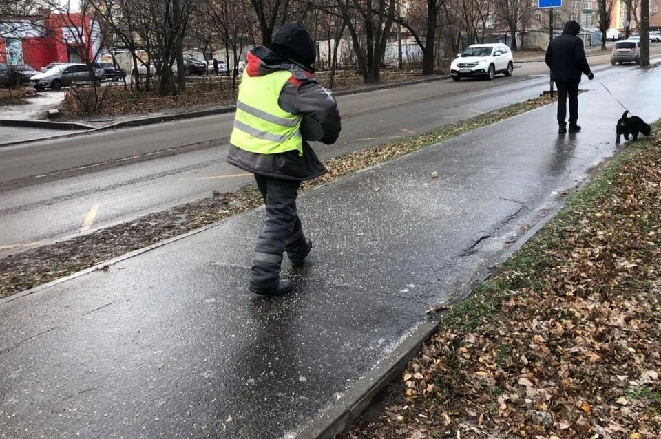 На борьбу с гололедицей 8 декабря вышли полтысячи дворников. Фото: пресс-служба администрации Ростова