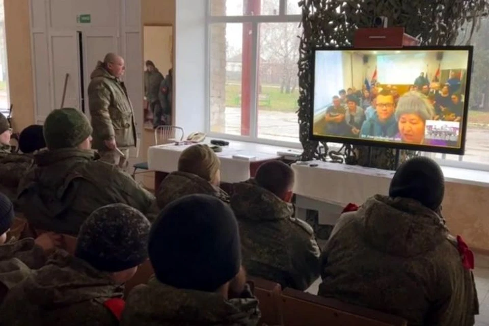 Во время телемоста бойцы смогли пообщатьс ясо своими родными. Фото: Минобороны РФ.