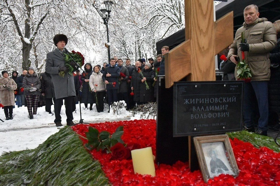 Могила владимира жириновского фото