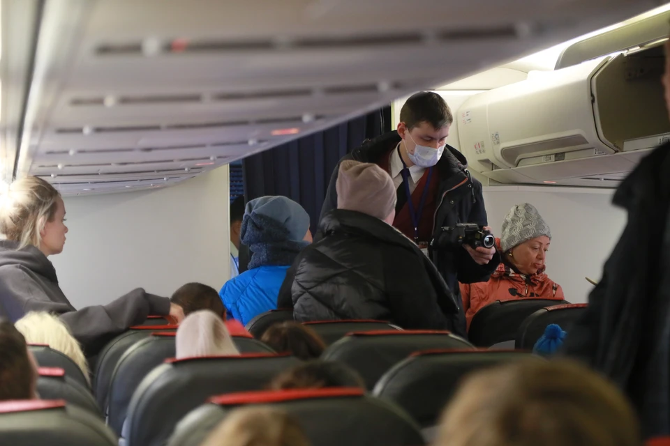Ждать свой рейс были вынуждены сотни пассажиров.