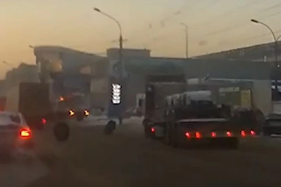 Тягач потерял несколько колес на проезде Энергетиков в Новосибирске. Фото: стоп-кадр из видео / АСТ-54