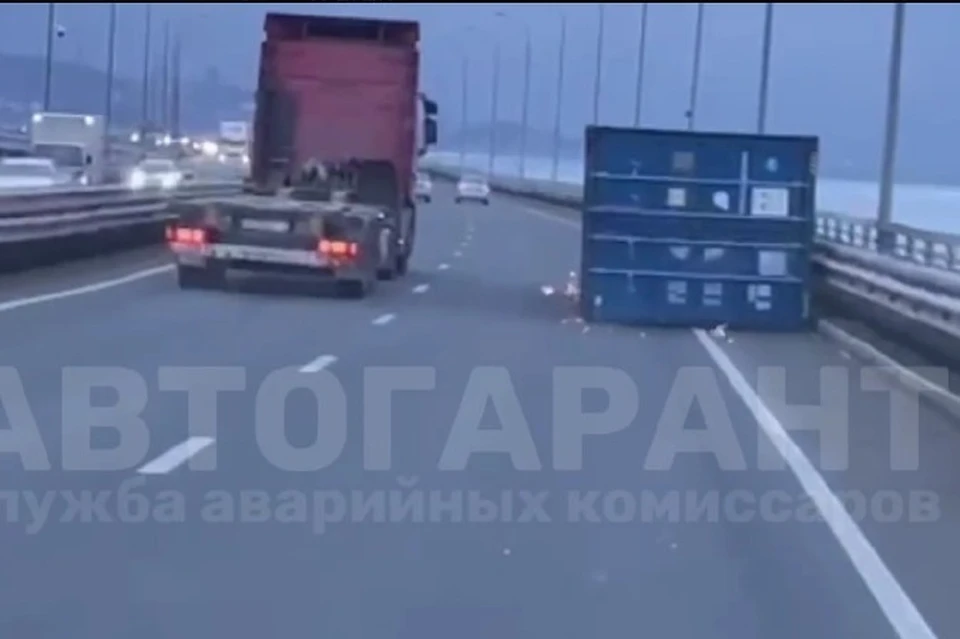 Во Владивостоке на Низководном мосту у тягача сорвало контейнер.