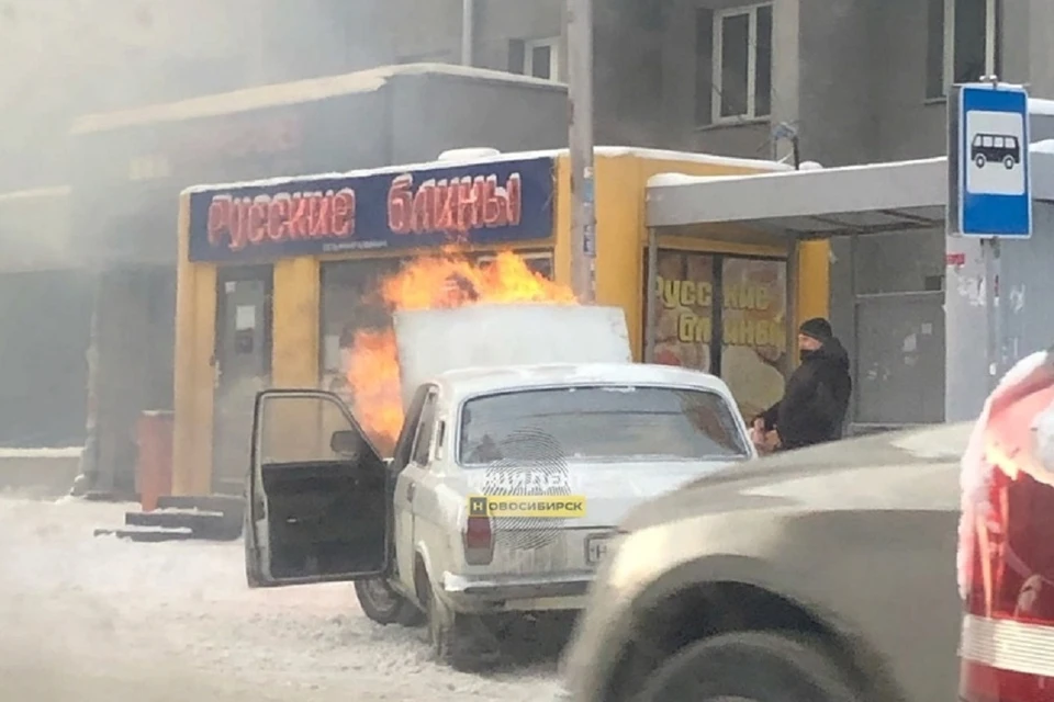 В Новосибирске рядом с блинной на остановке вспыхнула «Волга». Фото: "Инцидент Новосибирск".