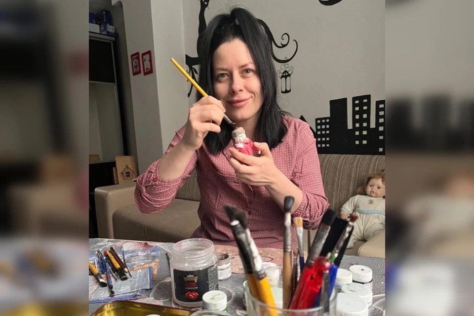 Анна исполнила мечту мамы, и уже несколько лет создает авторские елочные украшения. Фото: личный архив.