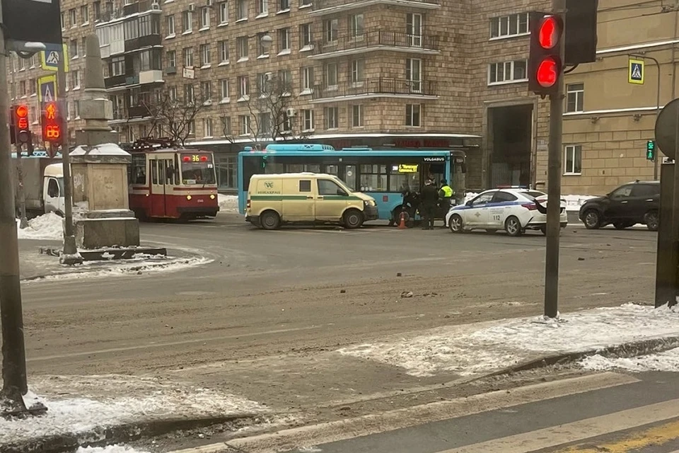 На перекрестке Стачек и Трефолева встретились автобус и инкассаторский броневичок. Фото: vk.com/spb_today