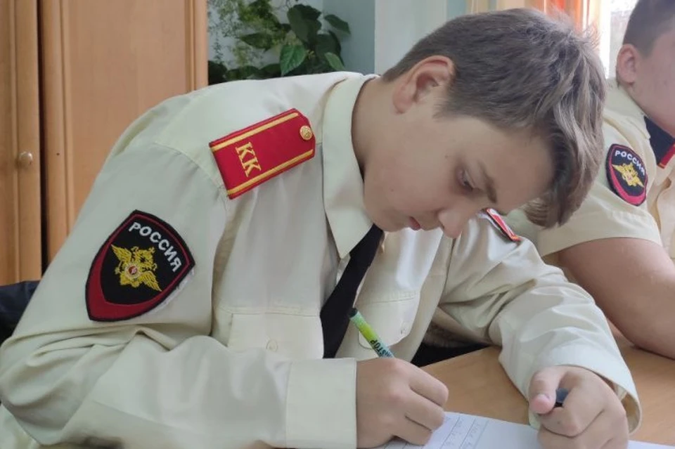 Школьники собрали большую новогоднюю посылку для военных, а также написали им приятные поздравления