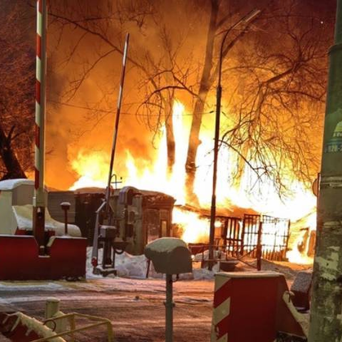 Пожар охватил 300 квадратных метров частного дома и сарая на севере  Петербурга - KP.RU