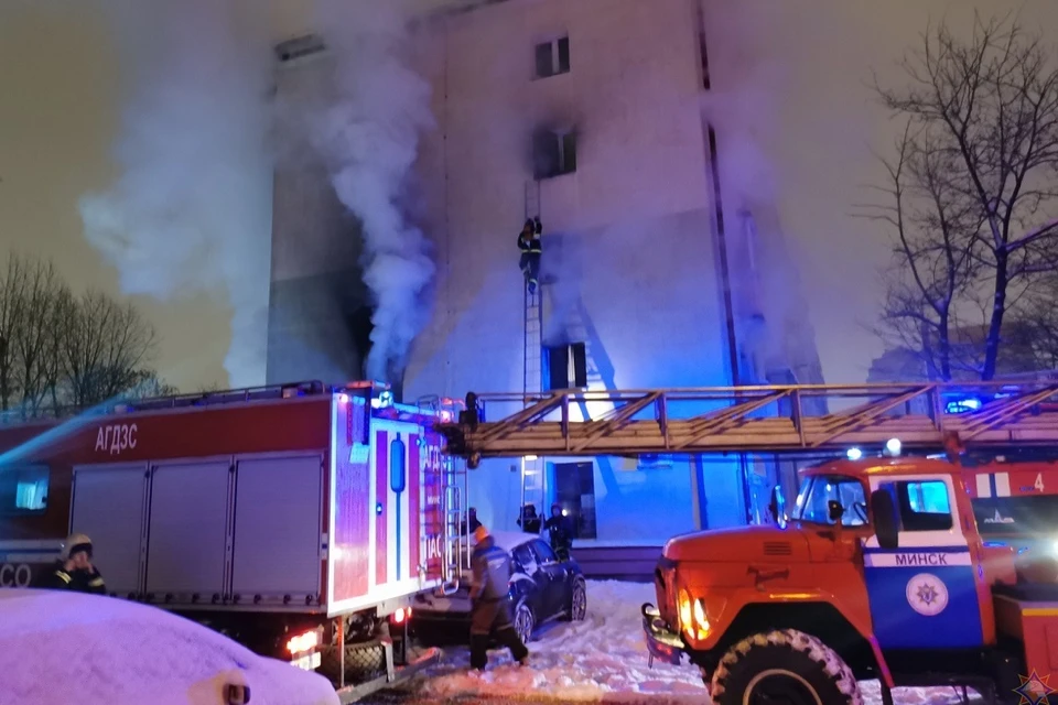 В Минске ночью в жилой пятиэтажке загорелись две квартиры, погибли шесть жильцов. Фото: МЧС