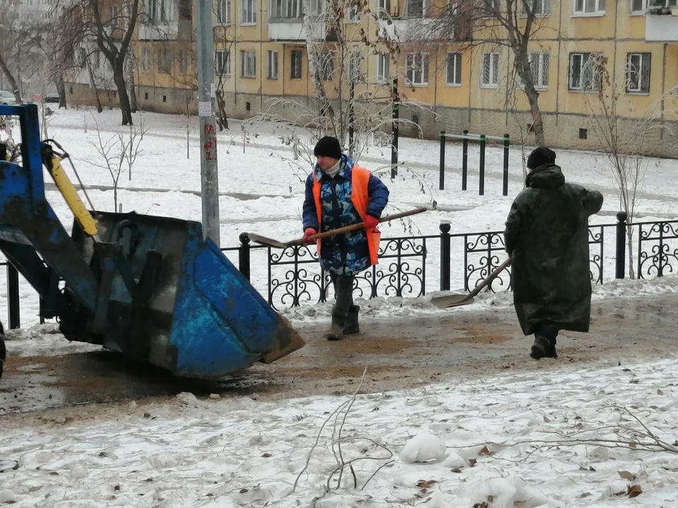 Коммунальщики щедро сыпали реагенты и соленый песок