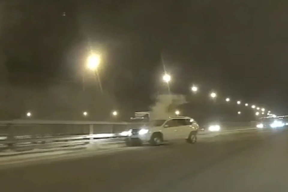 В Новосибирске кроссовер на скорости влетел в отбойник на Бугринском мосту. Фото: стоп-кадр.