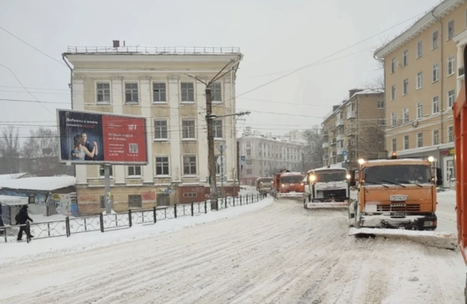 В Смоленске коммунальные службы устраняют последствия снегопада. Фото: пресс-служба администрации города.