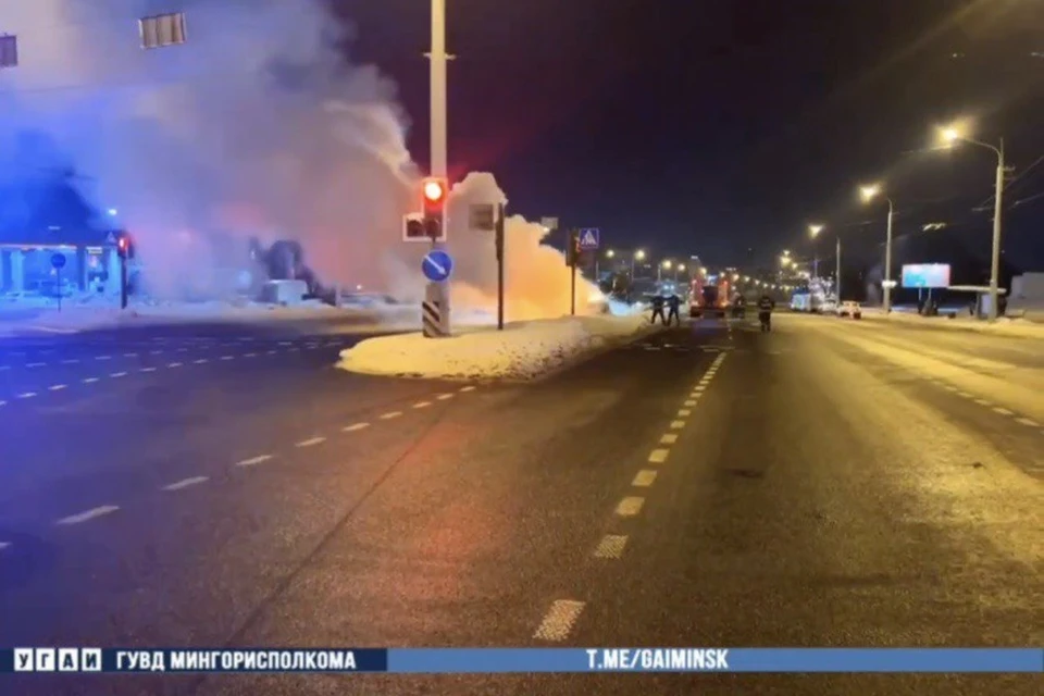 На проспекте Жукова в Минске во время движения загорелся автомобиль. Фото: скриншот с видео, опубликованного в телеграм-канале УГАИ ГУВД Мингорисполкома