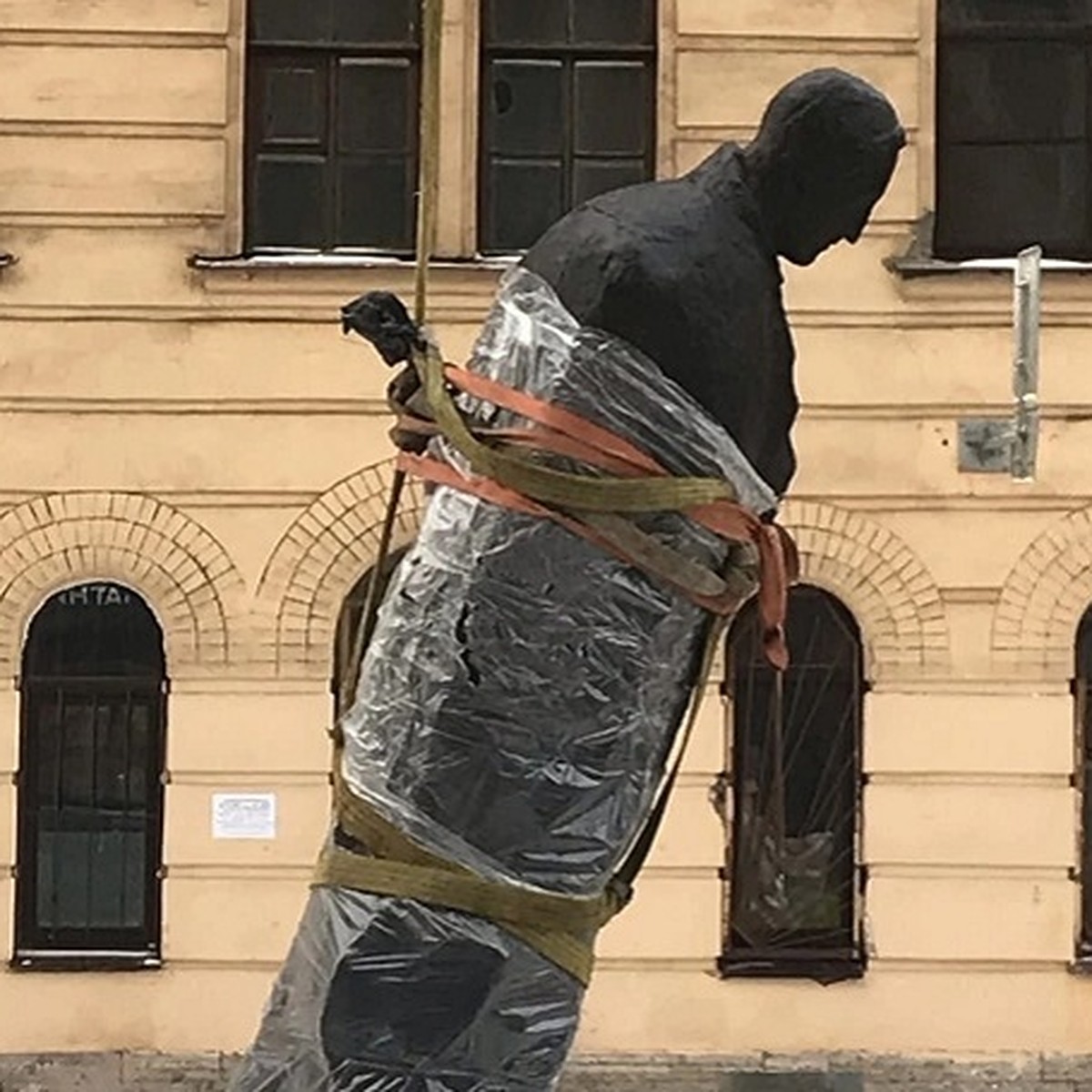 Памятник Александру Блоку установили на улице Декабристов в Петербурге -  KP.RU