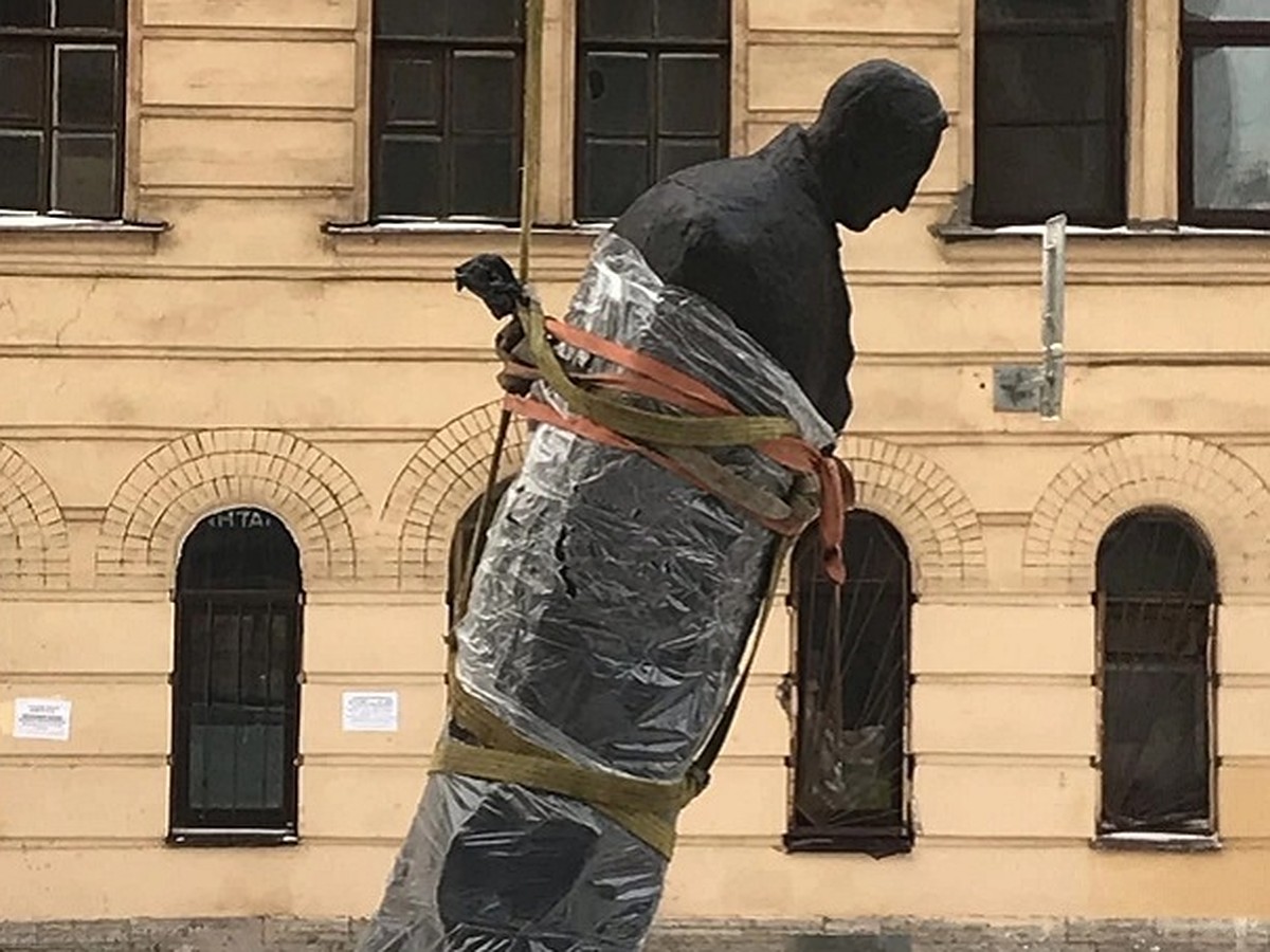 Памятник Александру Блоку установили на улице Декабристов в Петербурге -  KP.RU