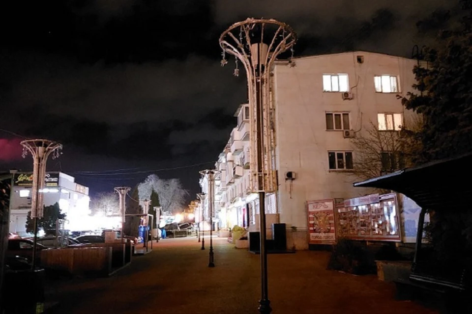 Иллюминация в Керчи, которая многим напомнила символику соседнего государства, больше не горит.