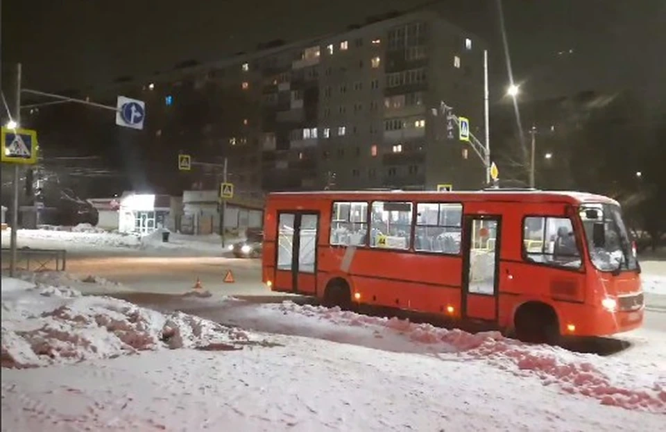 Маршрутка сбила ребенка на переходе в Нижнем Новгороде вечером 19 декабря.