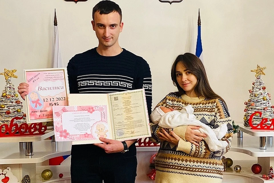 Счастливые родители Василисы. Фото: Минюст РК/Вконтакте