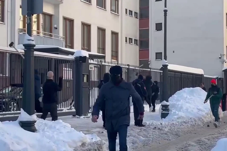 Неизвестные закидали кувалдами посольство Финляндии в Москве и попали на видео