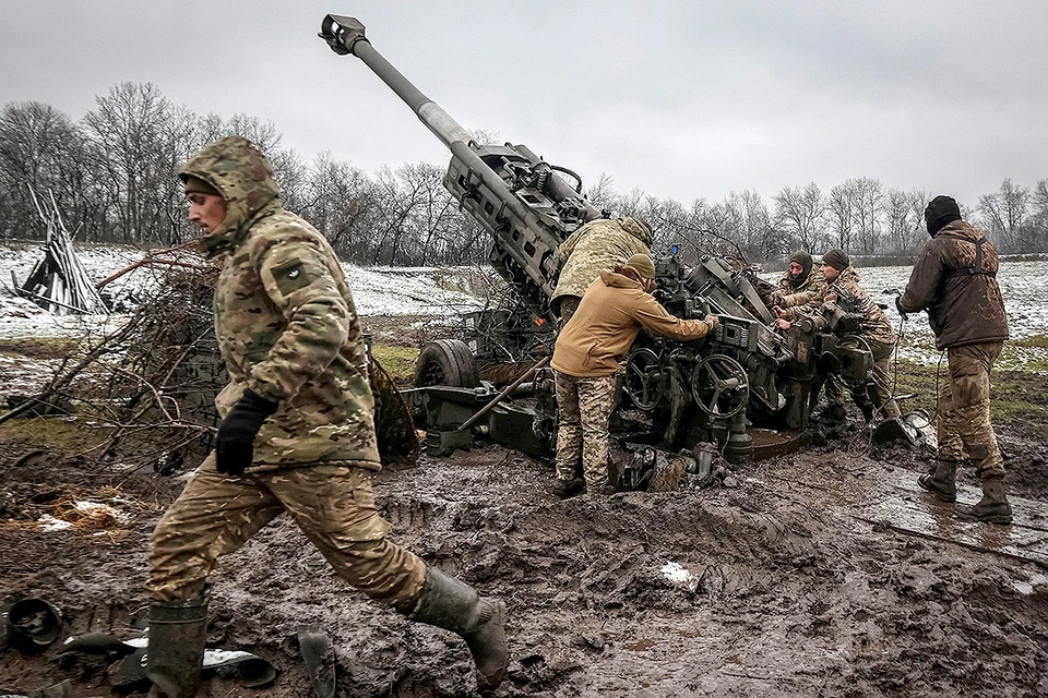 Украинские артиллеристы ведут огонь из западной гаубицы М777 во время боев на донецком фронте.