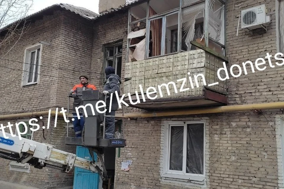 Коммунальщики устраняют последствия ракетного удара по Пролетарскому району Донецка. Фото: ТГ/Кулемзин