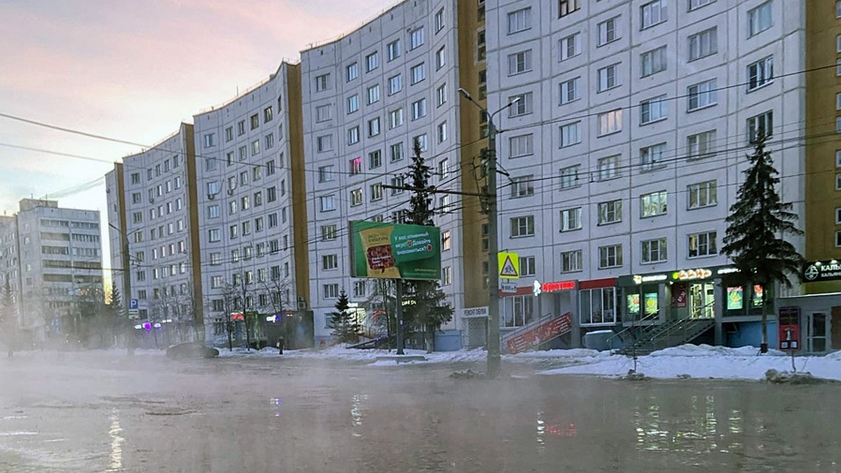 В Челябинске в утренний час пик затопило Комсомольский проспект - KP.RU