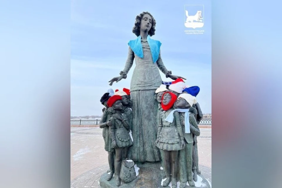 Памятник первой учительнице «утеплили» в Иркутске: на нем появились шапки