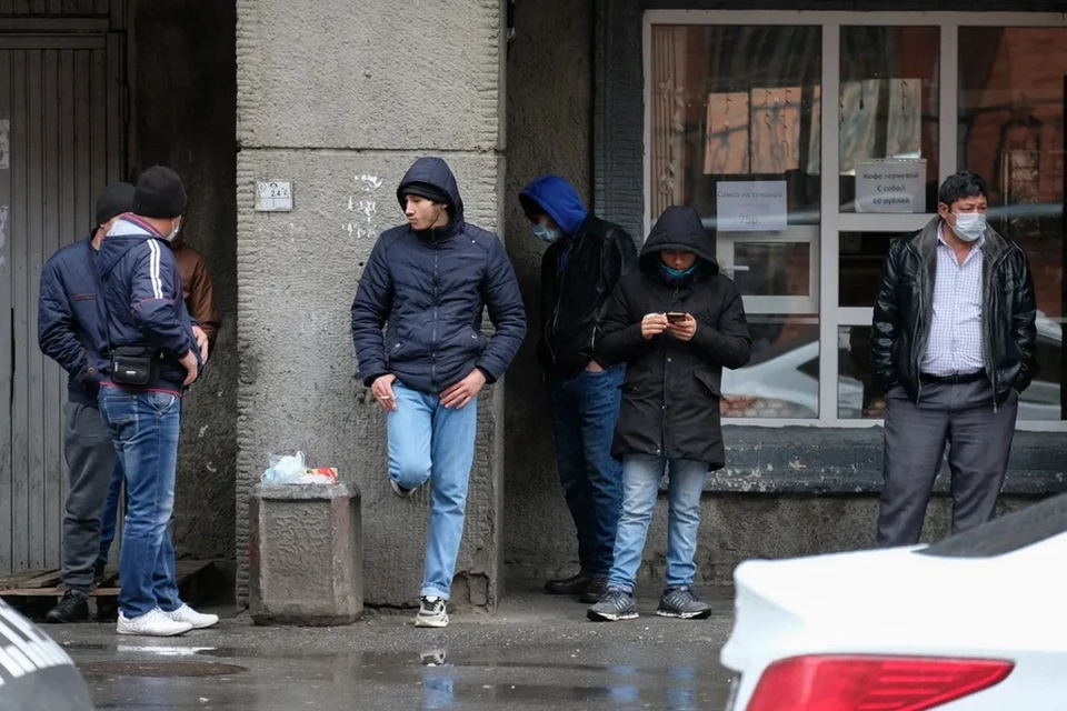 Мигрантов в Петербурге стали меньше высылать на родину.