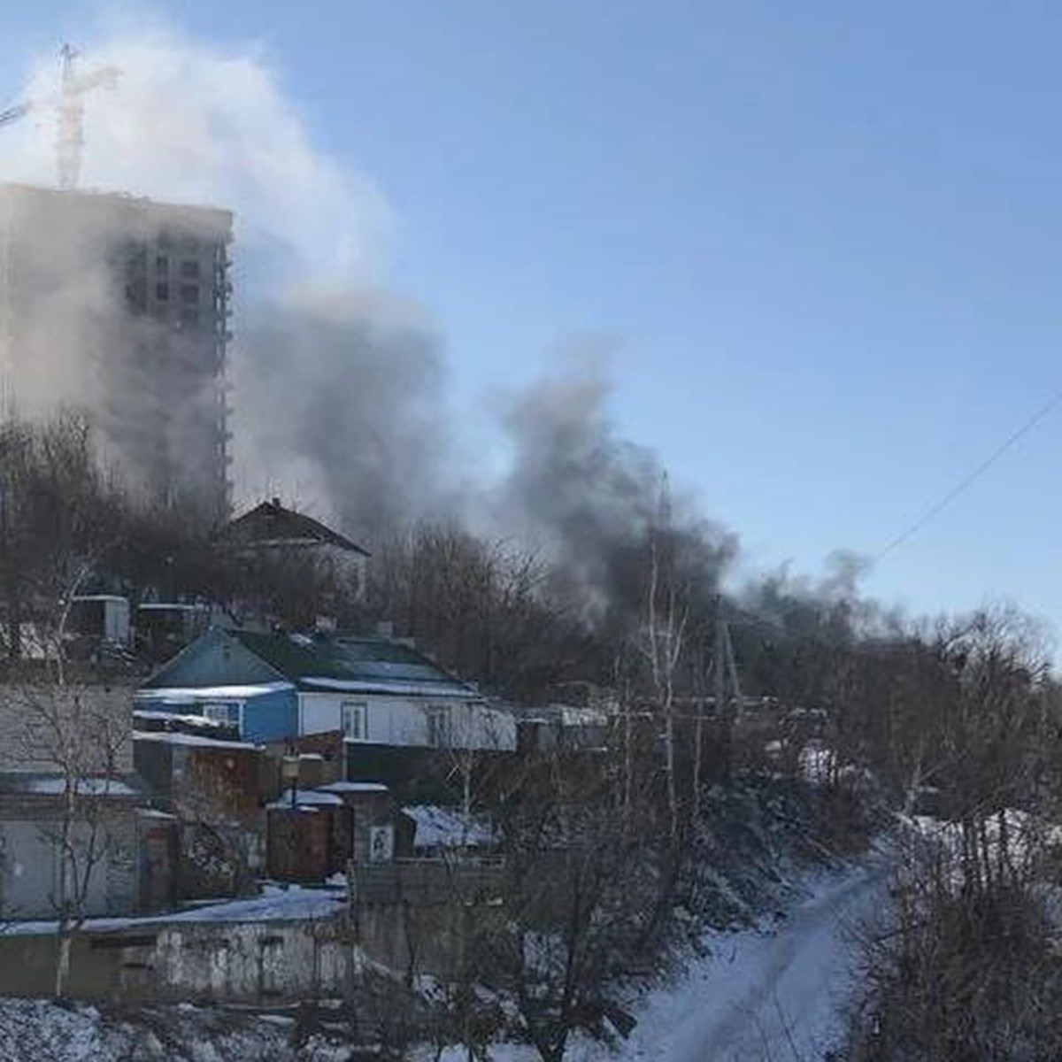 Мощный пожар разгорелся в одном из домов частного сектора во Владивостоке -  KP.RU