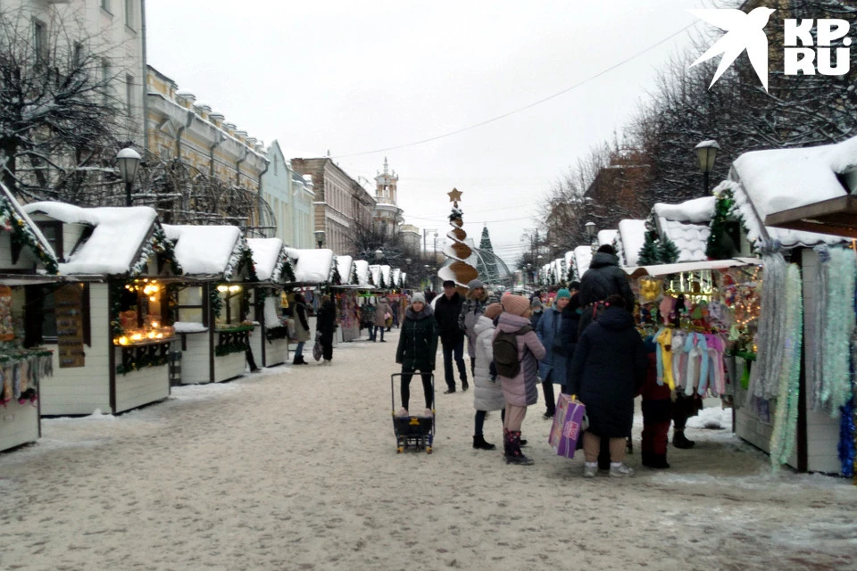 Сейчас на части улицы открыта Рождественская ярмарка.