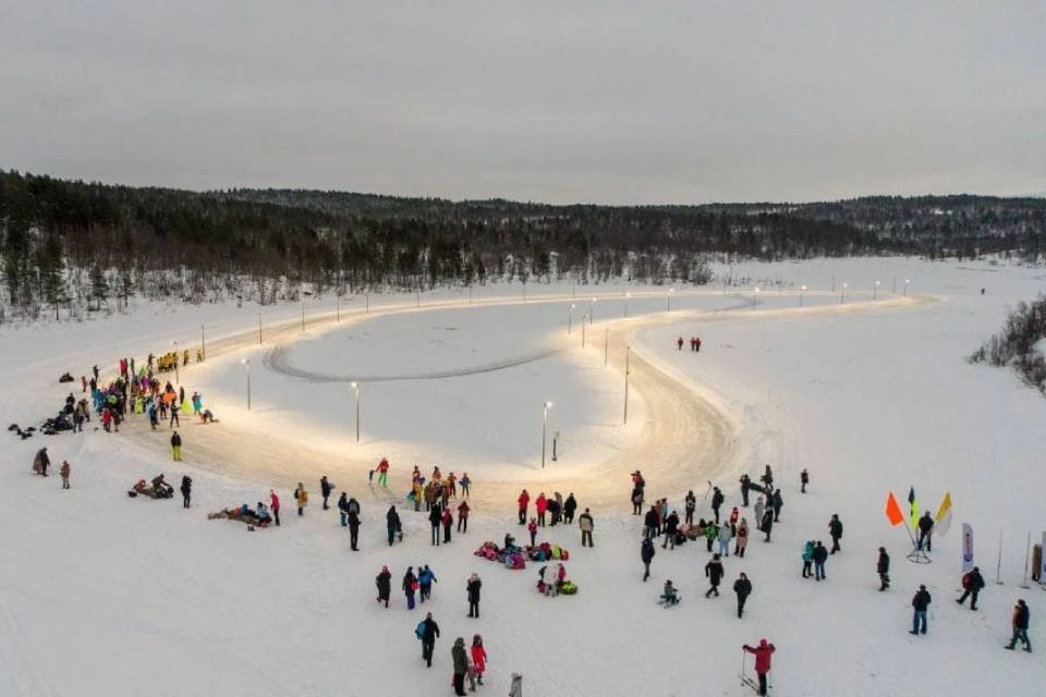 Длина ледяной дорожки для катания - 700 метров. Фото: администрация Мурманска