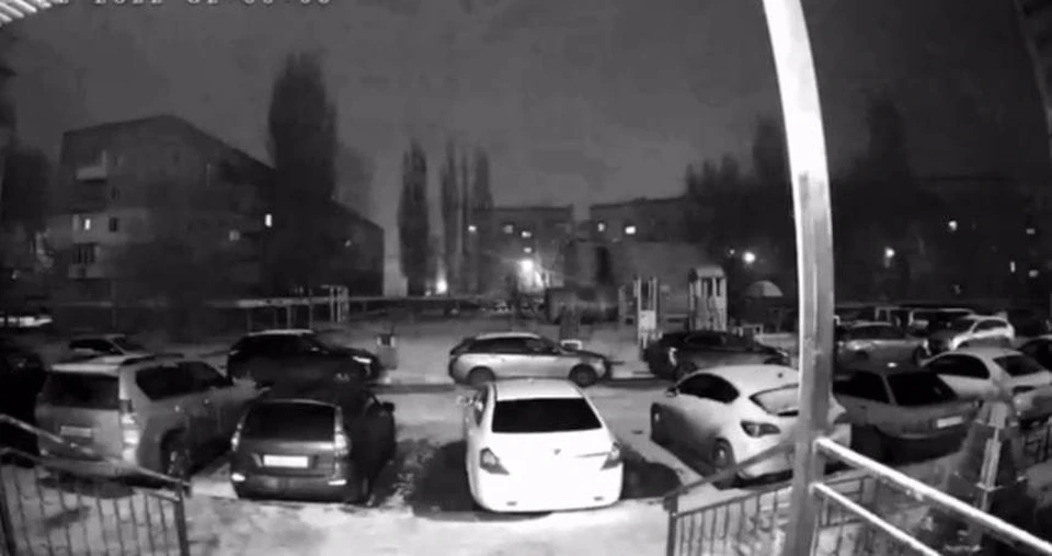 Момент вспышки над Саратовской "Леткой" сегодняшней ночью попал на уличные камеры видеонаблюдения