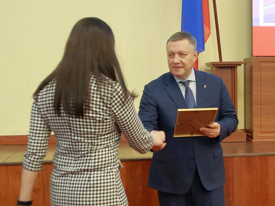 Десять человек наградили за спасение людей из огня и на воде