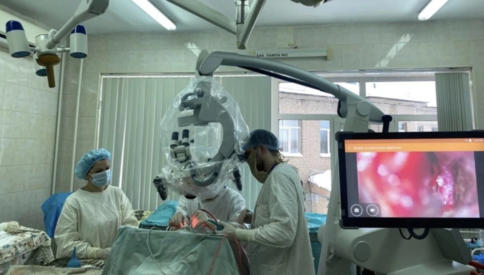 В Смоленске провели первую нейрохирургическую операцию с использованием инновационного микроскопа. Фото: департамент здравоохранения Смоленской области.