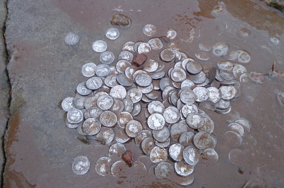 Монеты датируются предположительно I-III веками нашей эры.