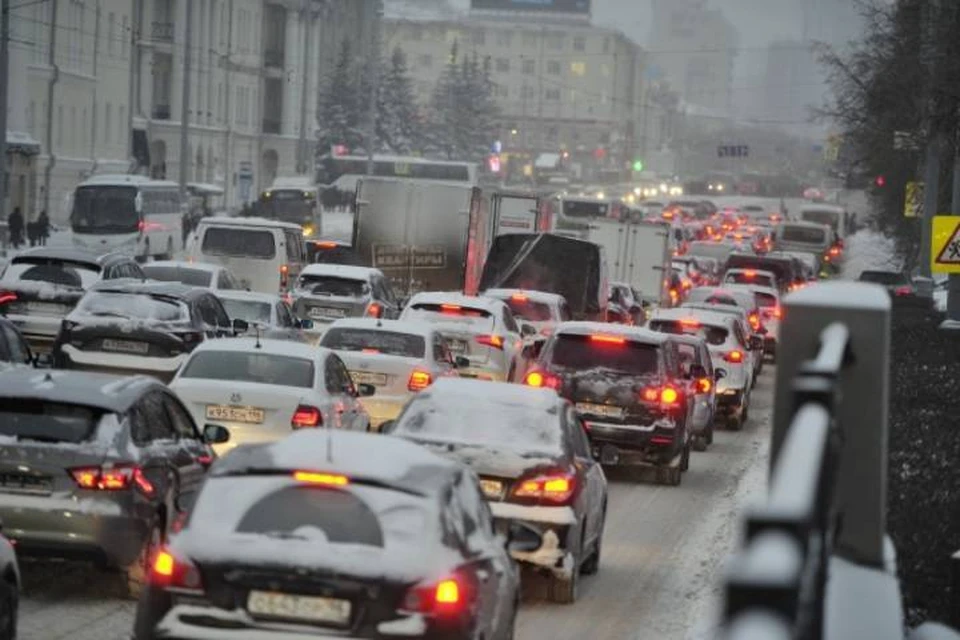 Машины не могут проехать почти по всем крупным улицам города.