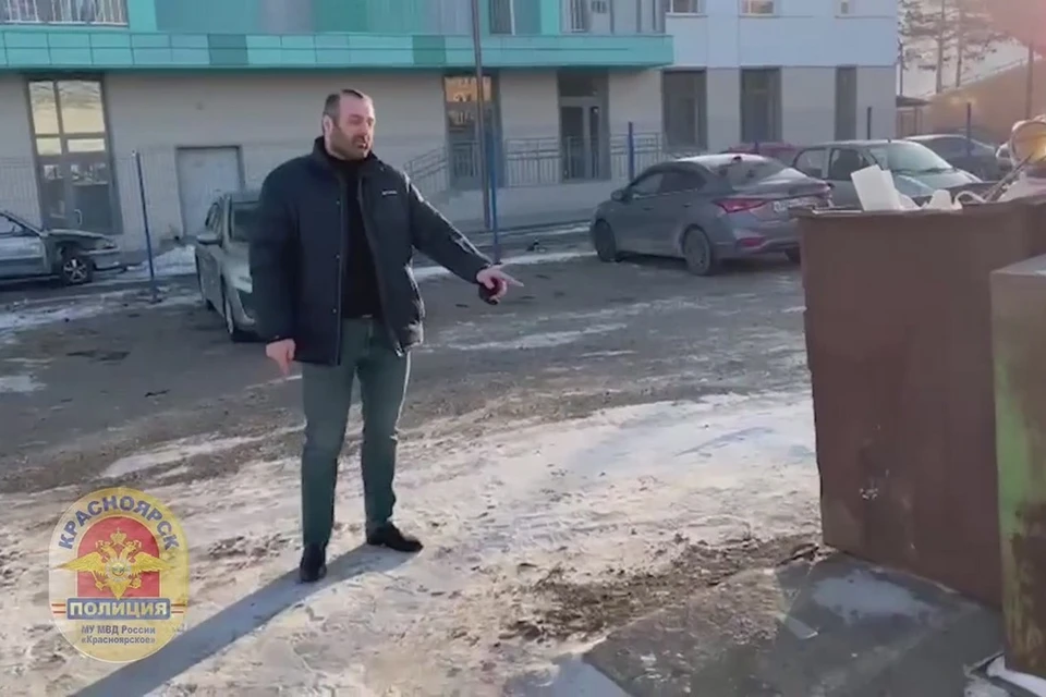 В Красноярске инкассаторы потеряли сумку с деньгами, в которой было 570 тысяч рублей. Стоп-кадр видео
