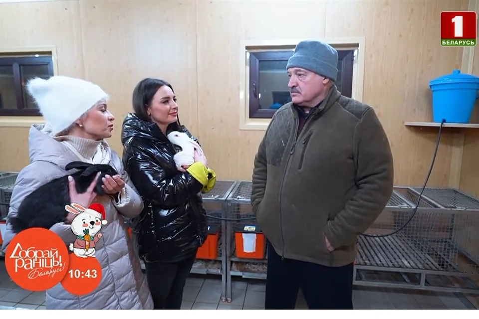 Лукашенко подарил журналисткам кроликов со своего подворья. Фото: стоп-кадр | видео «Беларусь 1».