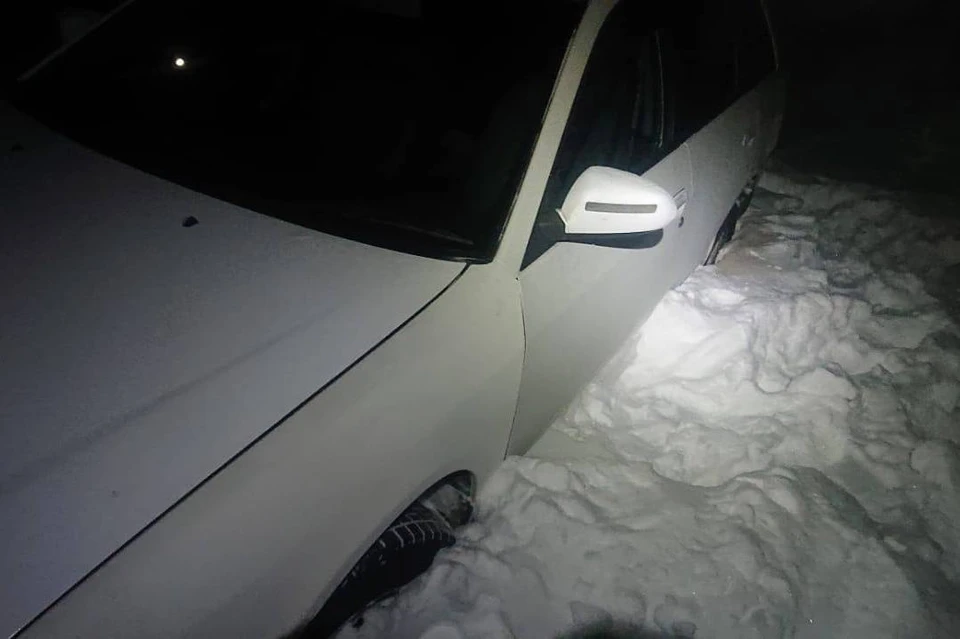 Сотрудники МЧС спасли семью, которая застряла в снегу под Иркутском 31 декабря