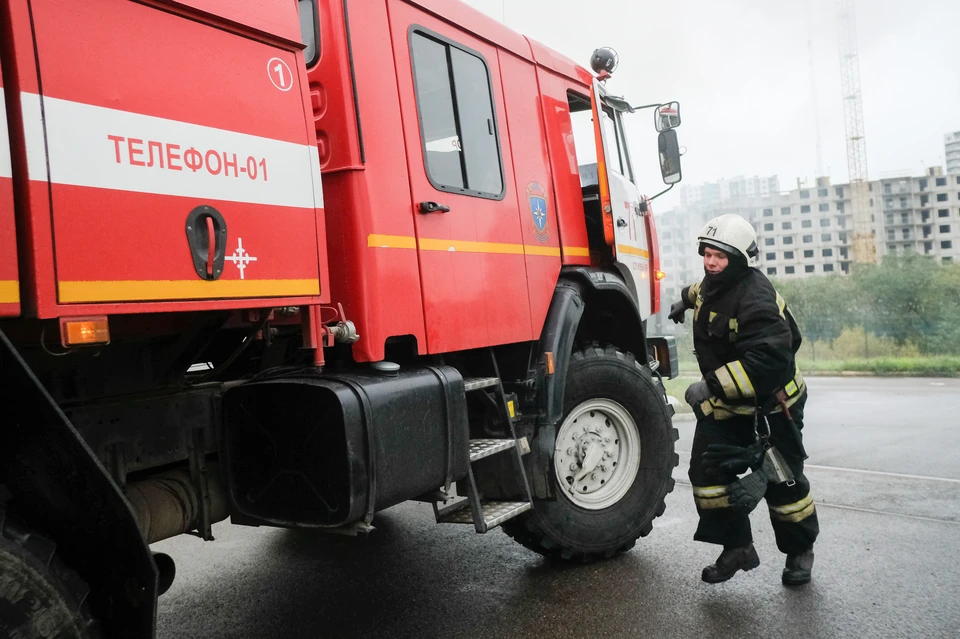 На Вознесенском проспекте тушат пожар в 8-комнатной коммуналке.
