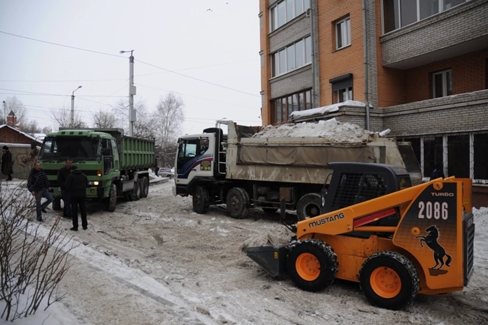 Несмотря на праздничные выходные, в Иркутске продолжается уборка снега с улиц.