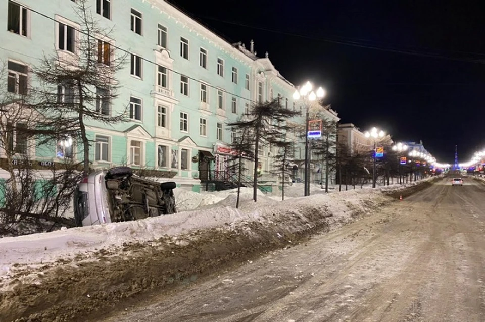 Дерево остановило пьяную женщину за рулем иномарки в Магадане