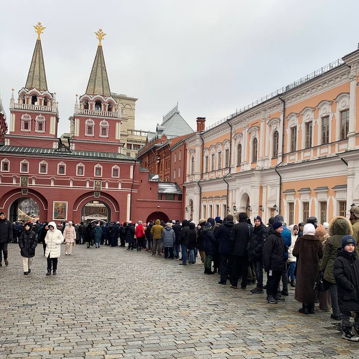 Тысячи посетителей выстраиваются в гигантские очереди в музеи Москвы.  Почему и как их обойти - KP.RU